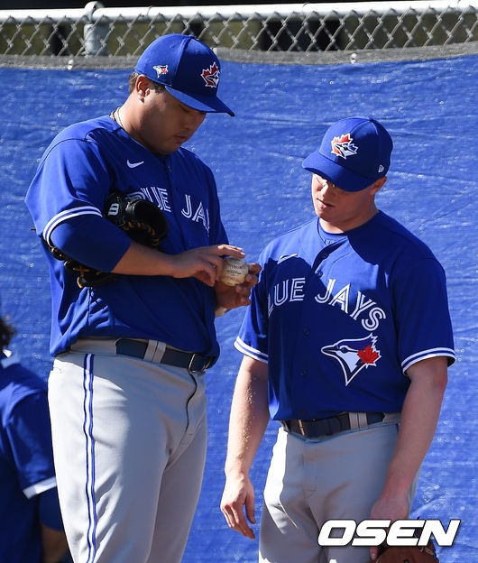 토론토 류현진이 17일(한국시간) 미국 플로리다주 더니든 바비 매틱 트레이닝 센터에서 2020 토론토 블루제이스 스프링캠프에서 훈련을 가졌다.토론토 류현진이 손튼에게 커터 그립을 보여주며 설명하고 있다.   /  soul1014@osen.co.kr