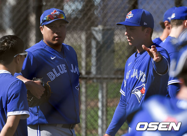 토론토 류현진이 17일(한국시간) 미국 플로리다주 더니든 바비 매틱 트레이닝 센터에서 2020 토론토 블루제이스 스프링캠프에서 훈련을 가졌다.불펜투구를 마친 토론토 류현진이 브로키와 이야기를 나누고 있다.  /  soul1014@osen.co.kr