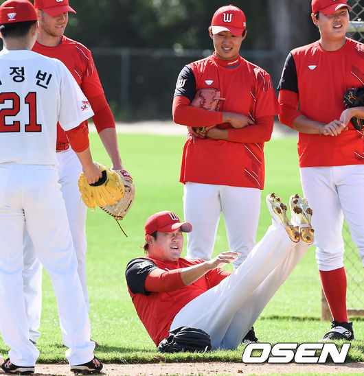 SK 김태훈이 토스 훈련에서 실패한뒤 벌칙을 수행하고 있다. / soul1014@osen.co.kr