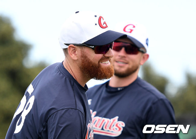 롯데 스트레일리가 스트레칭을 하며 동료들과 이야기를 나누고 있다. /sunday@osen.co.kr