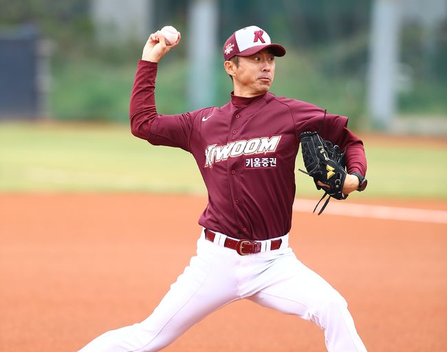 김규민을 상대로 투구하는 손혁 감독. / 키움 히어로즈 제공