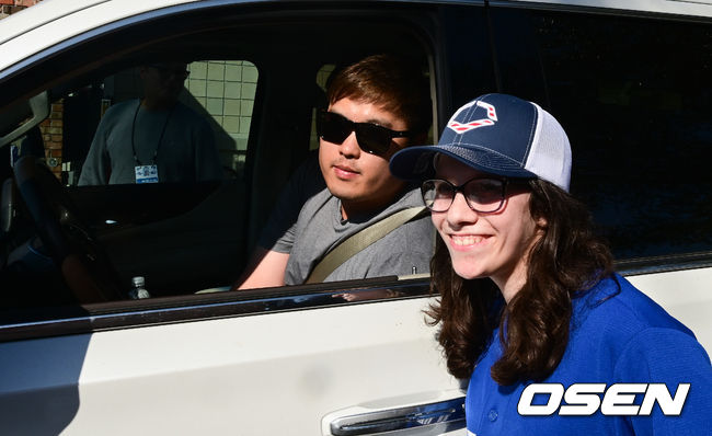 토론토 류현진이 18일(한국시간) 미국 플로리다주 더니든 바비 매틱 트레이닝 센터에서 2020 토론토 블루제이스 스프링캠프에서 훈련을 가졌다.퇴근하던 류현진이 가던 길을 멈추고 팬들과 사진을 찍고 있다. /  soul1014@osen.co.kr