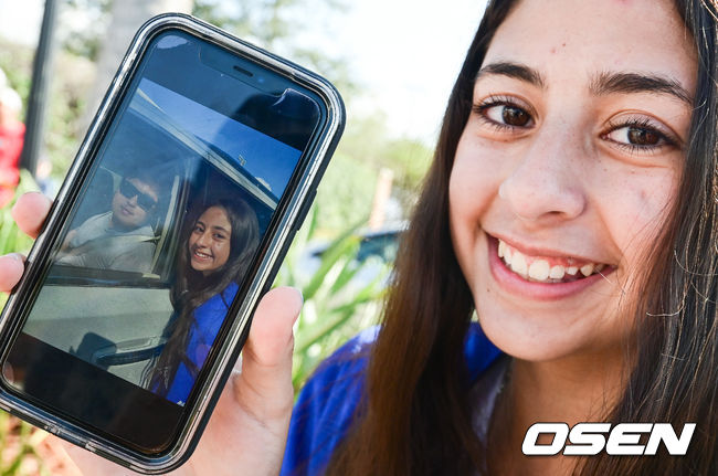 토론토 류현진이 18일(한국시간) 미국 플로리다주 더니든 바비 매틱 트레이닝 센터에서 2020 토론토 블루제이스 스프링캠프에서 훈련을 가졌다.한 소녀 팬이 류현진과 함께 찍은 사진을 보여주고 있다./ soul1014@osen.co.kr
