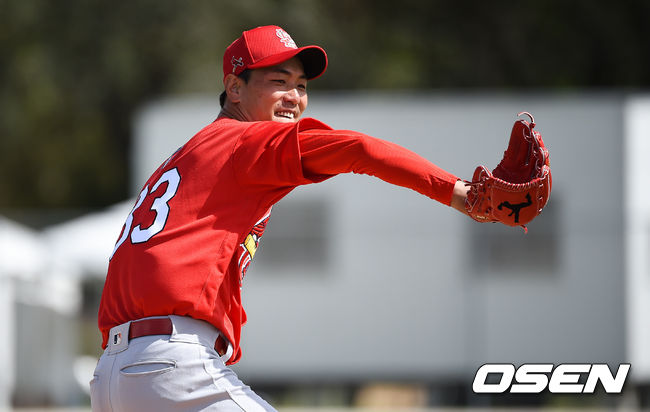 2020시즌 세인트루이스 스프링캠프에 참석한 김광현이 13일(한국시간) 미국 플로리다 주피터에 위치한 로저 딘 스타디움 훈련장에서 훈련을 가졌다.세인트루이스와 2년간 보장금액 800만달러에 계약한 김광현은 카를로스 마르티네스와 함께 5선발 자리를 두고 경쟁할 것으로 보인다.김광현이 수비훈련을 하고 있다./  soul1014@osen.co.kr