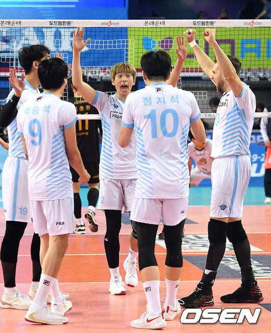 대한항공이 7연승을 달리며 우리카드를 제치고 선두로 올라섰다. 대한항공은 14일 인천 계양체육관에서 열린 도드람 2019-2020 V리그 남자부 KB손해보험과의 경기에서 세트 스코어 3-0(25-22, 25-17, 25-20)으로 승리했다.승리를 거둔 대한항공 선수들이 기뻐하고 있다. / youngrae@osen.co.kr