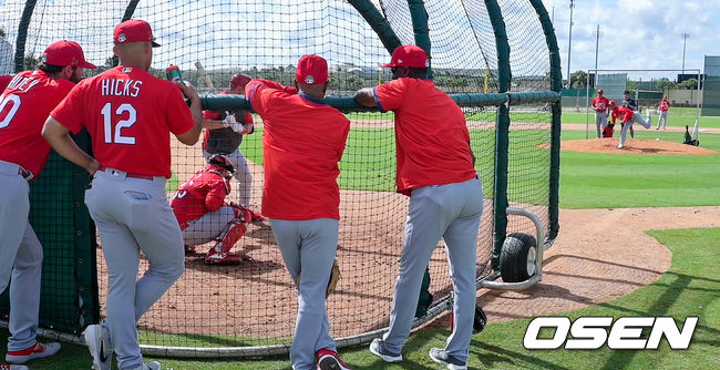 라이브피칭 나선 김광현이 동료들이 보는 가운데 골드슈미트와 상대하고 있다./ soul1014@osen.co.kr