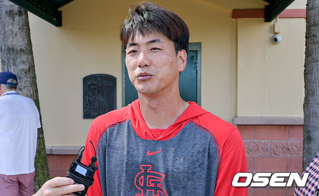 세인트루이스 김광현이 19일(한국시간) 미국 플로리다주 주피터 로저 딘 스타디움에서 라이브피칭을 했다.김광현은 폴 골드슈미트, 맷 카펜터, 야디어 몰리나 등 팀을 대표하는 쟁쟁한 타자들을 상대했다. 첫 상대 골드슈미트에게 홈런성 타구를 허용한 이후 카펜터, 몰리나는 김광현의 공을 외야로 보내지 못했다. 카펜터는 모두 땅볼이었고, 몰리나는 파울이 대부분이었다. 라이브피칭 마친 김광현이 인터뷰를 하고 있다. / soul1014@osen.co.kr