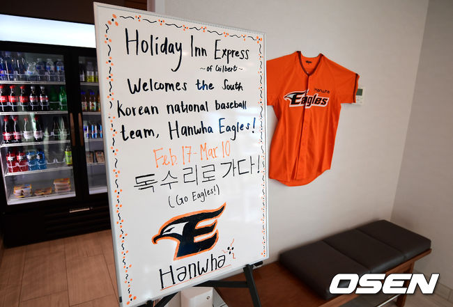 메사의 한화 선수단 숙소에 걸려 있는 환영 게시판과 한화 유니폼. /jpnews@osen.co.kr