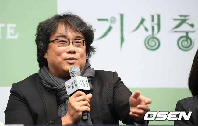 감독 봉준호가 취재진의 질문에 답변을 하고 있다. /cej@osen.co.kr