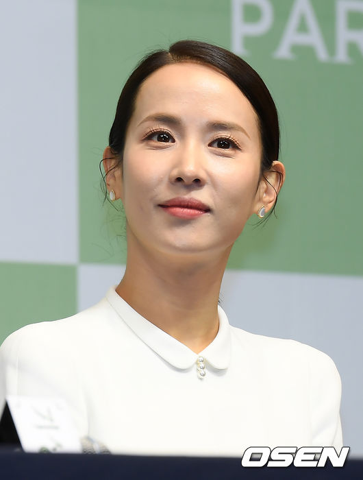 배우 조여정이 취재진의 질문을 듣고 있다. /cej@osen.co.kr