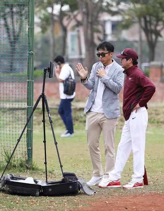 2군 스프링캠프를 방문한 키움 히어로즈 손혁 감독. / 키움 히어로즈 제공