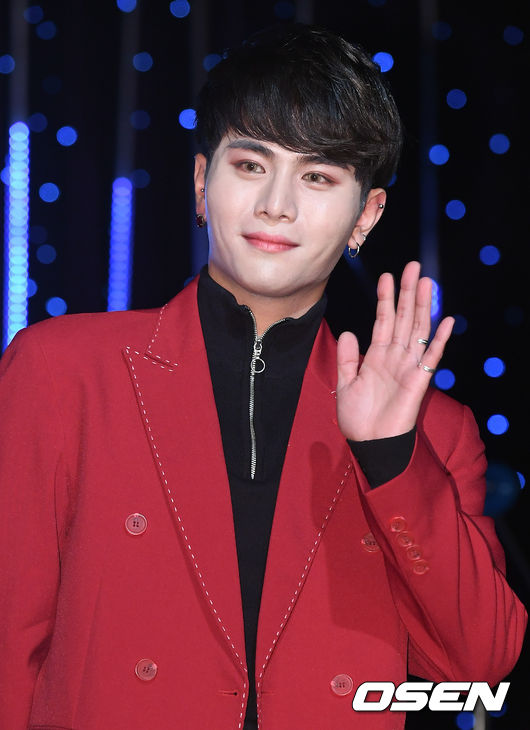 19일 오후 서울 마포구 롤링홀에서 아이돌 밴드 디코이(D.COY) 데뷔 쇼케이스가 열렸다.디코이는 롤링컬쳐원에서 새롭게 선보이는 글로벌 아이돌 밴드로, 다섯 멤버가 각자의 원석 상징(Ruby-정민, Onyx-성우, Amethyst-혁진, Sapphire-원신, Moonstone-도선)을 가진 독특한 세계 속에서의 서사를 통해 ‘디코이만의 이야기’를 그려나갈 예정이다.디코이 정민이 포즈를 취하고 있다. /cej@osen.co.kr