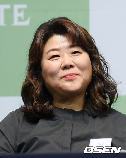 배우 이정은이 취재진의 질문을 듣고 있다. /cej@osen.co.kr