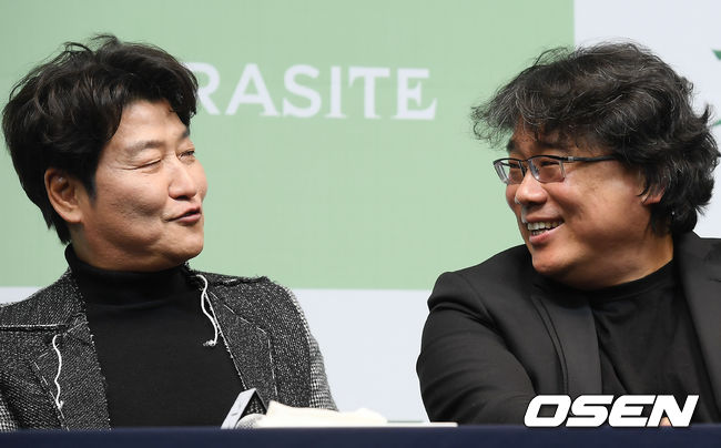 미국 아카데미 시상식에서 작품상을 비롯해 4관왕을 달성한 영화 '기생충(감독 봉준호)’ 기자회견이 19일 오전 서울 중구 웨스틴조선호텔 그랜드볼룸에서 열렸다.‘기생충’은 전원 백수인 기택네 장남 기우가 고액 과외 면접을 위해 박사장네 집에 발을 들이면서 시작된 두 가족의 만남이 걷잡을 수 없는 사건으로 번져가는 이야기를 담았다. 한국영화 최초로 제72회 칸 국제영화제 황금 종려상을 받은데 이어 지난 10일(한국시간) 제92회 아카데미 시상식에서 작품상, 감독상, 각본상, 국제 장편 영화상을 수상했다.배우 송강호, 감독 봉준호가 기자회견 중 미소를 짓고 있다. /cej@osen.co.kr