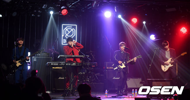 19일 오후 서울 마포구 롤링홀에서 아이돌 밴드 디코이(D.COY) 데뷔 쇼케이스가 열렸다.디코이는 롤링컬쳐원에서 새롭게 선보이는 글로벌 아이돌 밴드로, 다섯 멤버가 각자의 원석 상징(Ruby-정민, Onyx-성우, Amethyst-혁진, Sapphire-원신, Moonstone-도선)을 가진 독특한 세계 속에서의 서사를 통해 ‘디코이만의 이야기’를 그려나갈 예정이다.디코이가 멋진 무대를 선보이고 있다. /cej@osen.co.kr