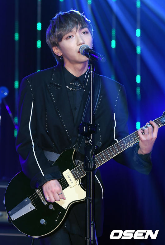 19일 오후 서울 마포구 롤링홀에서 아이돌 밴드 디코이(D.COY) 데뷔 쇼케이스가 열렸다.디코이는 롤링컬쳐원에서 새롭게 선보이는 글로벌 아이돌 밴드로, 다섯 멤버가 각자의 원석 상징(Ruby-정민, Onyx-성우, Amethyst-혁진, Sapphire-원신, Moonstone-도선)을 가진 독특한 세계 속에서의 서사를 통해 ‘디코이만의 이야기’를 그려나갈 예정이다.디코이 성우가 멋진 무대를 선보이고 있다. /cej@osen.co.kr