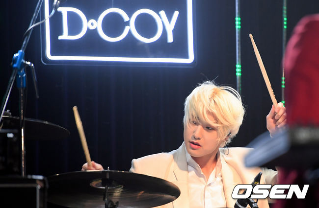 19일 오후 서울 마포구 롤링홀에서 아이돌 밴드 디코이(D.COY) 데뷔 쇼케이스가 열렸다.디코이는 롤링컬쳐원에서 새롭게 선보이는 글로벌 아이돌 밴드로, 다섯 멤버가 각자의 원석 상징(Ruby-정민, Onyx-성우, Amethyst-혁진, Sapphire-원신, Moonstone-도선)을 가진 독특한 세계 속에서의 서사를 통해 ‘디코이만의 이야기’를 그려나갈 예정이다.디코이 도선이 멋진 무대를 선보이고 있다. /cej@osen.co.kr