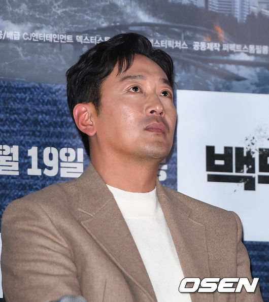 18일 오후 서울 용산구 CGV 용산아이파크몰에서 영화 '백두산’ 언론시사회가 열렸다.배우 하정우가 취재진의 질문을 듣고 있다. /sunday@osen.co.kr