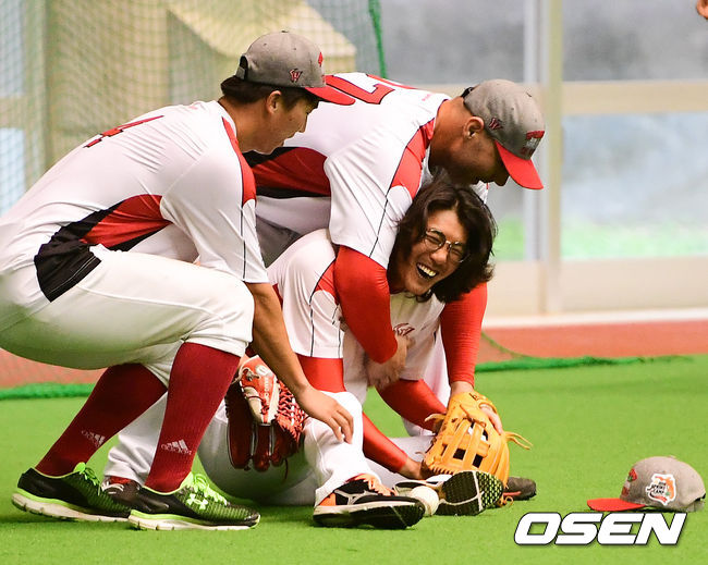 SK 시절 김광현과 로맥이 장난을 치고 있다. /soul1014@osen.co.kr