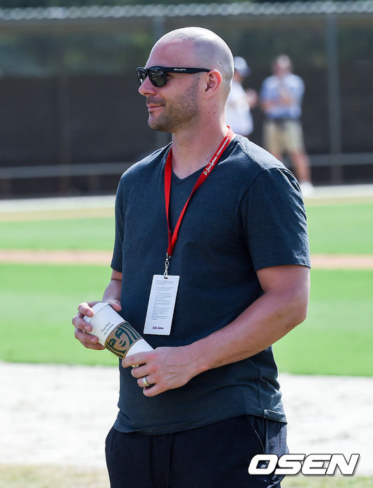 SK 휴식날을 맞아 캠프를 찾은 로맥이 김광현의 라이브피칭을 구경하고 있다./ soul1014@osen.co.kr