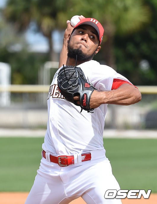 SK 와이번스가 20일(한국시간) 미국 플로리다 베로비치 재키 로빈슨 트레이닝 컴플렉스에서 2020 스프링캠프 훈련을 가졌다.SK 새용병 핀토가 라이브피칭을 하고 있다. /  soul1014@osen.co.kr