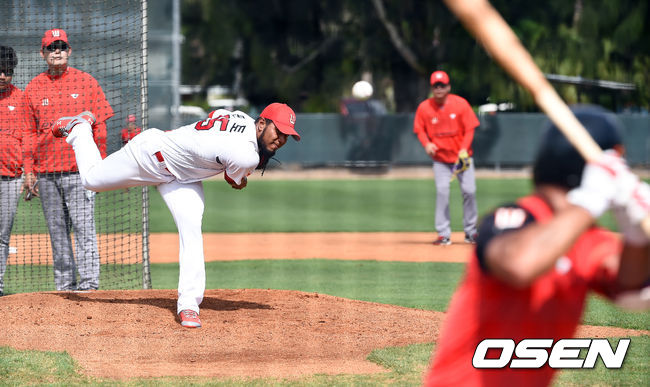 SK 와이번스가 20일(한국시간) 미국 플로리다 베로비치 재키 로빈슨 트레이닝 컴플렉스에서 2020 스프링캠프 훈련을 가졌다.SK 새용병 핀토가 라이브피칭을 하고 있다. /  soul1014@osen.co.kr