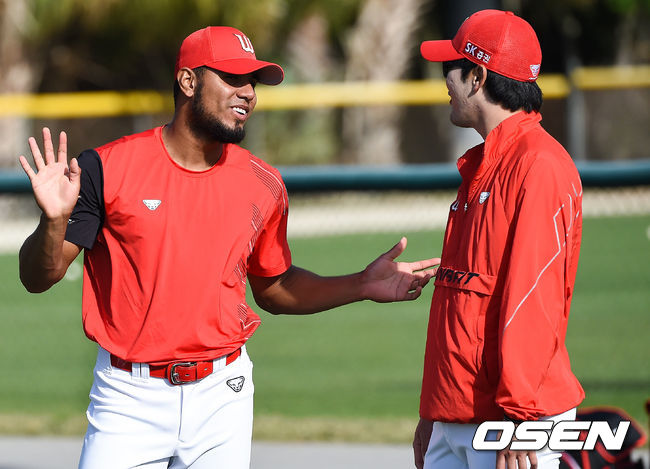 핀토와 박종훈이 이야기를 나누고 있다. / soul1014@osen.co.kr