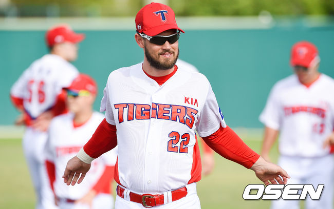 프레스턴 터커가 훈련에 앞서 스트레칭을 하고 있다. / soul1014@osen.co.kr