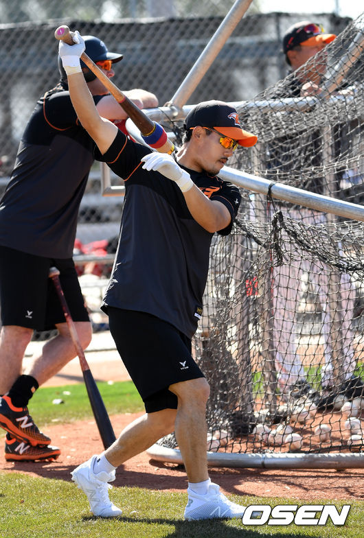 미국 피오리아 스포츠 콤플렉스에서 메사 레드마운틴 베이스볼 콤플렉스로 장소를 옮긴 한화 이글스가 스프링캠프 훈련을 이어갔다. 20일(한국시간) 한화 이용규가 타격 훈련을 하고 있다. /jpnews@osen.co.kr