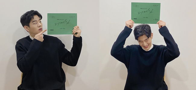 [사진=51K 제공] 배우 이승우가 '더 게임:0시를 향하여' 대본집을 들고 있는 모습이다. 