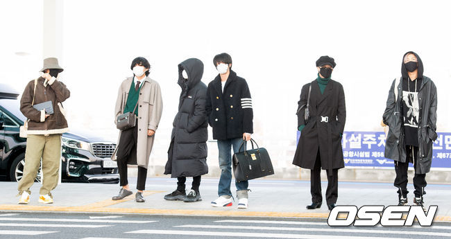 BTS(방탄소년단)가 20일 오전 인천국제공항을 통해 뉴욕으로 출국했다.BTS(RM, 진, 슈가, 제이홉, 뷔, 정국)는 21일(현지시각) 미국 NBC 유명 아침 토크쇼 '투데이 쇼'(TODAY SHOW)에 출연해 뉴욕 록펠러 플라자에서 생방송으로 인터뷰를 진행한다. 24일에는 NBC '더 투나잇 쇼 스타링 지미 팰런'에 출연해 타이틀곡 'ON' 무대를 최초로 공개한다.그룹 BTS(방탄소년단)이 횡단보도 신호를 기다리고 있다. /cej@osen.co.kr