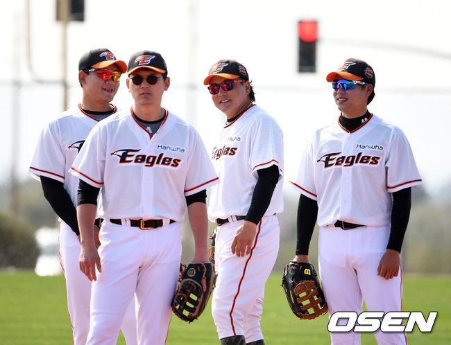 20일(한국시간) 한화 최승준, 이성열, 김태균, 김문호가 수비 훈련을 하며 이야기를 나누고 있다. /jpnews@osen.co.kr