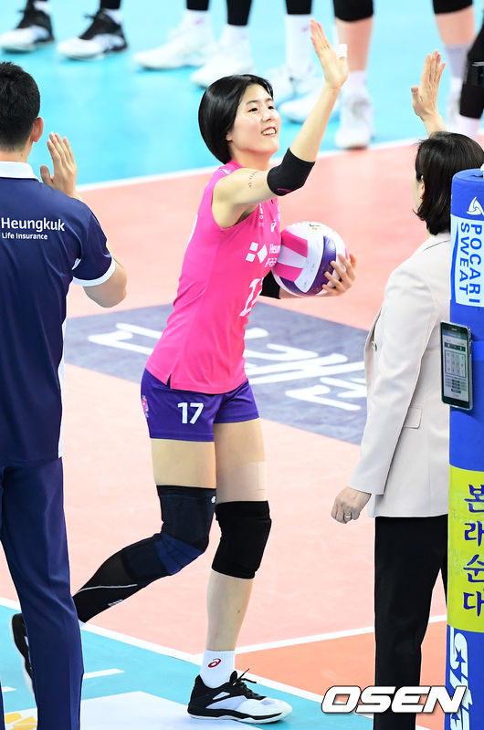 경기 전 흥국생명 이재영이 박미희 감독과 하이파이브를 하고 있다. /rumi@osen.co.kr