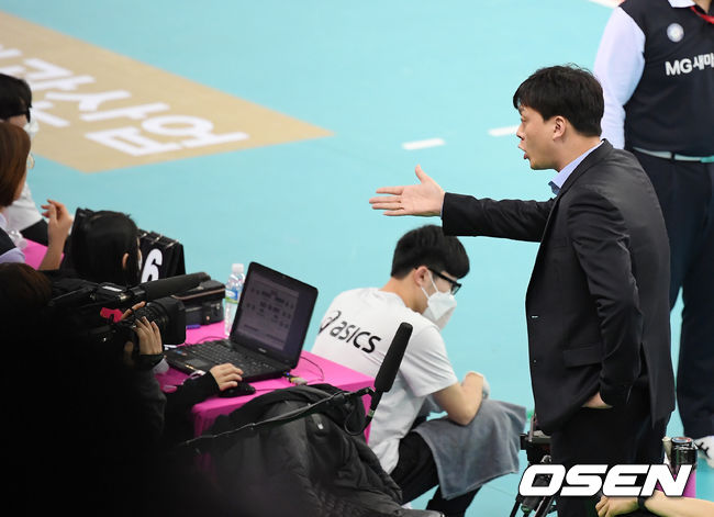 1세트 KGC인삼공사 이영택 감독대행이 비디오판독 후 결과에 항의하며 경기가 잠시 중단되고 있다. /rumi@osen.co.kr