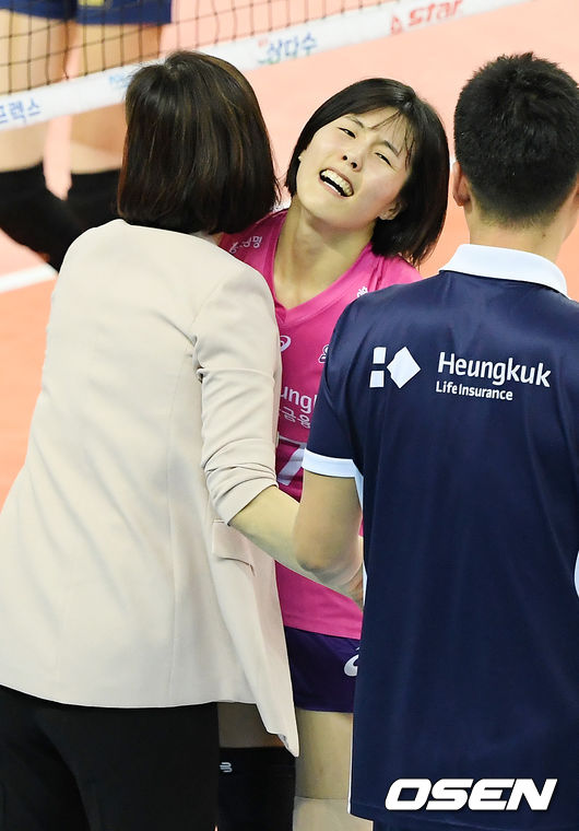 이 날 경기에서 흥국생명은 트리플크라운으로 복귀전을 펼친 이재영에 힘입어 KGC인삼공사에 세트스코어 3-1(19-25, 25-18, 31-29, 26-24)로 승리했다. 이날 승리로 3위 흥국생명은 승점 3점을 더하며 12승 13패 승점 42점으로 4위 KGC인삼공사(12승 13패 승점 34점)을 승점 8점 차로 따돌렸다. 경기를 마치고 이재영이 박미희 감독과 포옹을 하고 있다 . /rumi@osen.co.kr