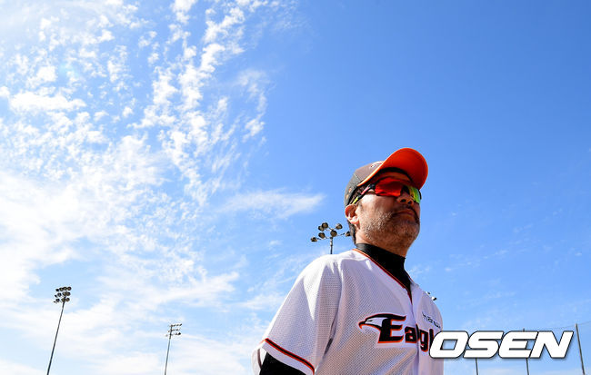 20일(한국시간) 한화 한용덕 감독이 훈련을 지켜보고 있다. /jpnews@osen.co.kr