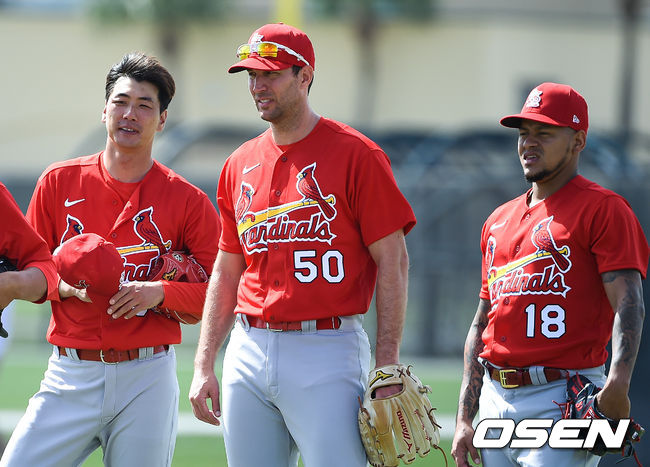 세인트루이스와 2년간 보장금액 800만달러에 계약한 김광현은 카를로스 마르티네스와 함께 5선발 자리를 두고 경쟁할 것으로 보인다.김광현이 웨인라이트, 마르티네스와 함께 훈련을 하고 있다. / soul1014@osen.co.kr