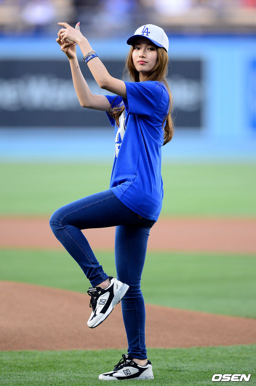 [사진] 다저 스타디움에서 시구를 하는 수지. / OSEN DB