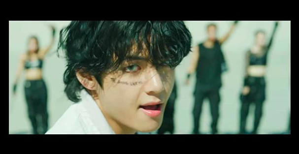 [사진=박형식 SNS] 배우 박형식이 군복무 중에도 절친 BTS 뷔를 응원했다. 사진은 박형식이 공개한 BTS 신곡 'ON' 키네틱 매니패스토 필름 속 뷔의 한 장면.