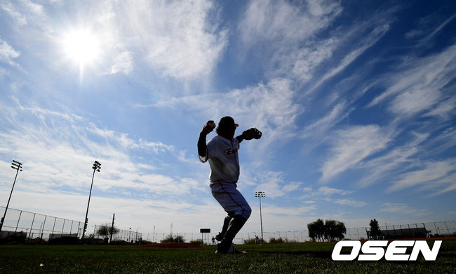 20일(한국시간) 한화 김태균이 캐치볼을 하며 몸을 풀고 있다. /jpnews@osen.co.kr