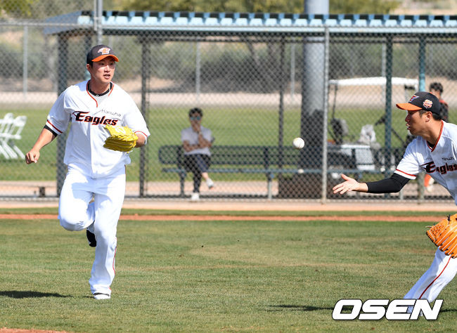 20일(한국시간) 한화 장시환, 장민재가 수비 훈련을 하고 있다. /jpnews@osen.co.kr