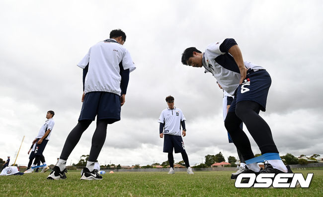 두산 베어스의 2020 스프링캠프가 11일(한국시간) 호주 빅토리아주 질롱 베이스볼 센터에서 진행됐다.두산 투수조가 훈련을 하고 있다. /sunday@osen.co.kr
