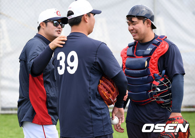 롯데 노병오 투수 코치가 불펜 피칭을 마친 서준원을 격려하고 있다. /sunday@osen.co.kr