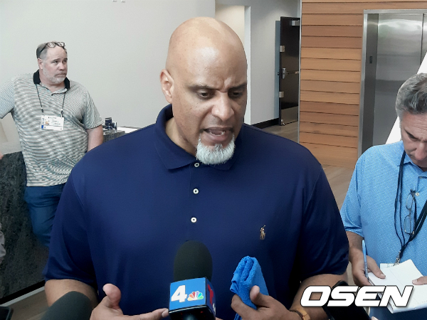 토니 클락 MLB 선수노조위원장이 22일 휴스턴 캠프에서 선수단과 미팅을 마친 뒤 취재진과 인터뷰를 하고 있다.  /waw@osen.co.kr