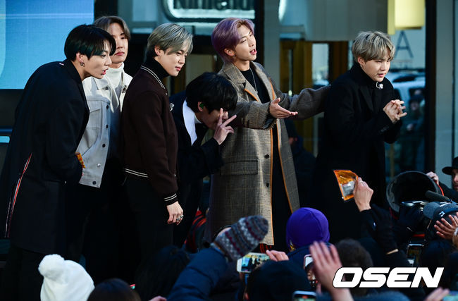 방탄소년단이 팬들에게 인사를 하고 있다./ soul1014@osen.co.kr