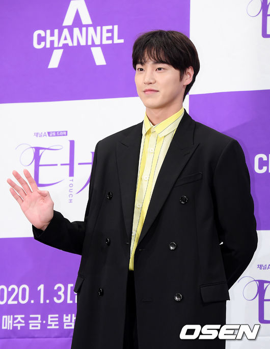 배우 이태환이 포즈를 취하고 있다. /cej@osen.co.kr
