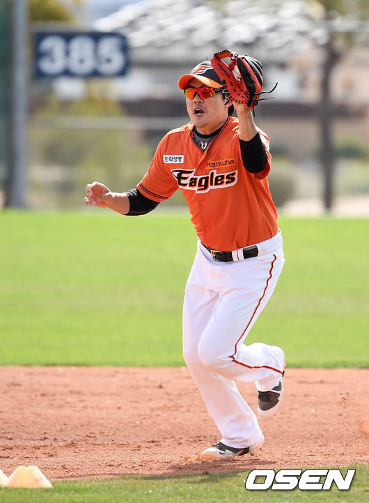 한화 오선진이 런다운 플레이 훈련을 하고 있다. /jpnews@osen.co.kr