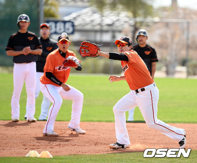 한화 오선진이 하주석과 함께 런다운 플레이 훈련을 하고 있다. /jpnews@osen.co.kr
