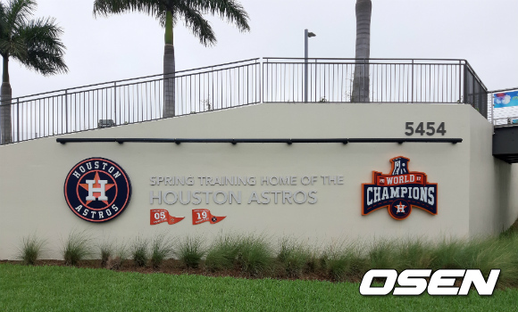 휴스턴 애스트로스의 스프링캠프가 차려진 핏팀 볼파크 구단 사무실 입구에 2017년 월드시리즈 우승 로고가 새겨져 있다. /waw@osen.co.kr