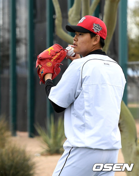 23일(한국시간) 미국 애리조나 투산 키노 스포츠콤플렉스에 스프링캠프를 차린 KT 위즈. 소형준이 캐치볼을 하고 있다. /jpnews@osen.co.kr